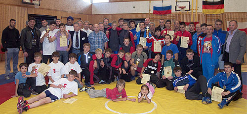 © Dirk Mehrwald Die Teilnehmer des Städtevergleichskampfs im Ringen am Tag des Sports 2010