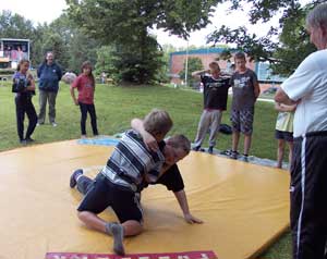 Spaß im Sportpark Kiel-Gaarden, Ringen - © Dirk Mehrwald Spaß im Sportpark Kiel-Gaarden